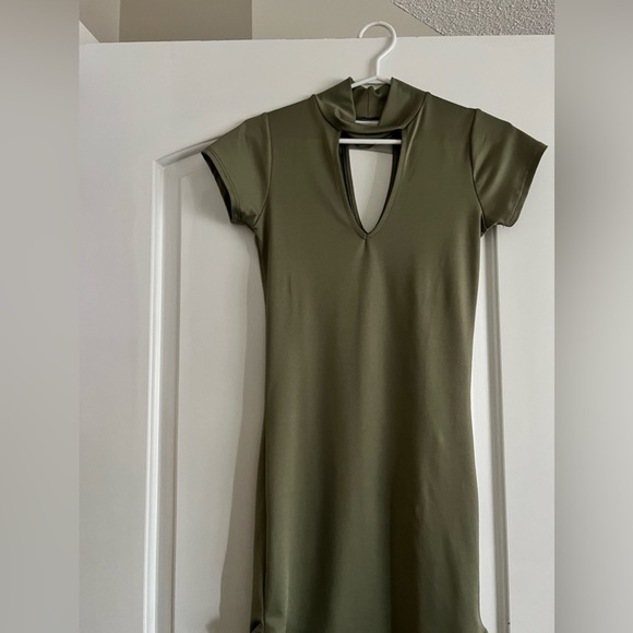 Olive green dress. Never worn. Size large - Picture 1 of 2